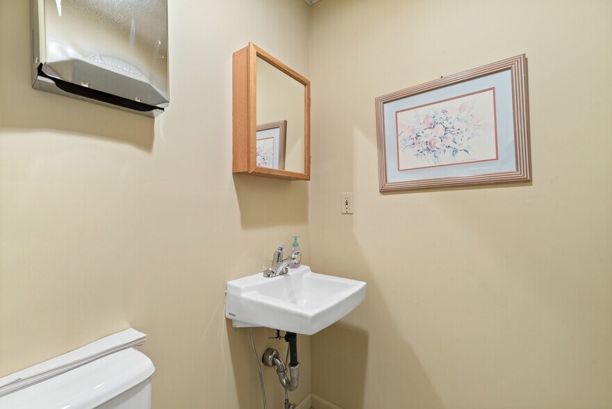 More Photos Of 9 Leonardville Rd, Middletown Medical For Lease