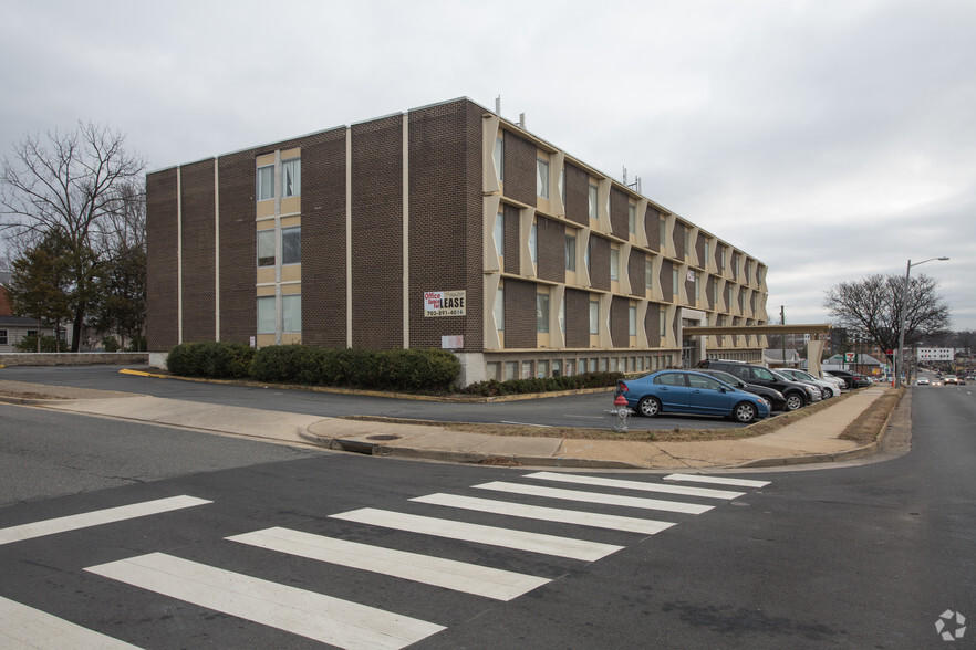 Primary Photo Of 900 S Washington St, Falls Church Medical For Lease