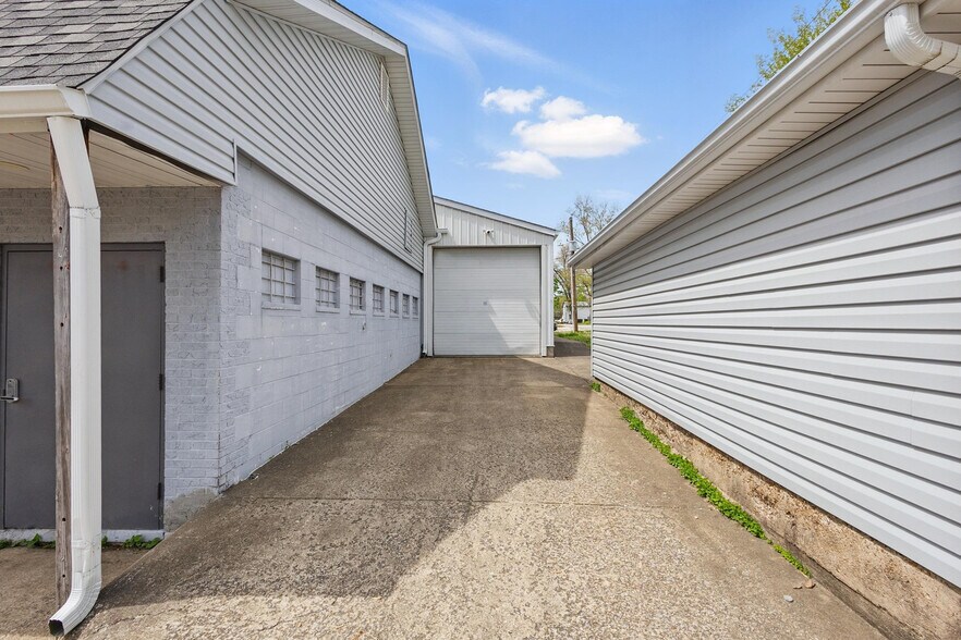 More Photos Of 581 E Cherry St, Troy Freestanding For Sale