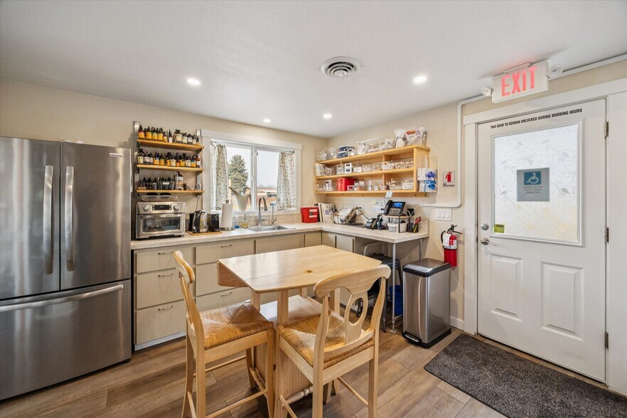 More Photos Of 615 SE 1st Ave, Canby Office For Sale