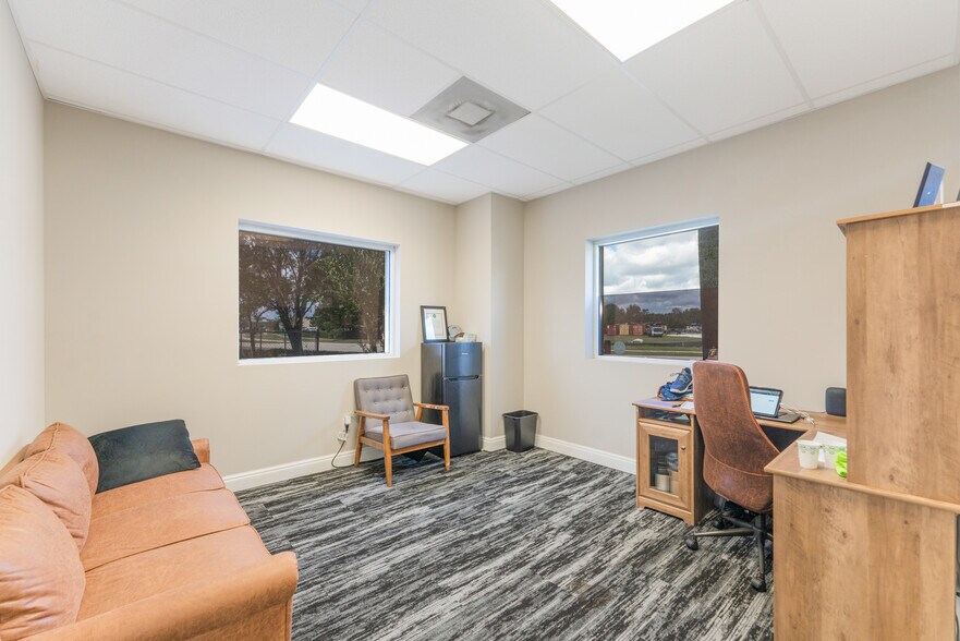 More Photos Of 1501 Sarasota Center Blvd, Sarasota Warehouse For Lease