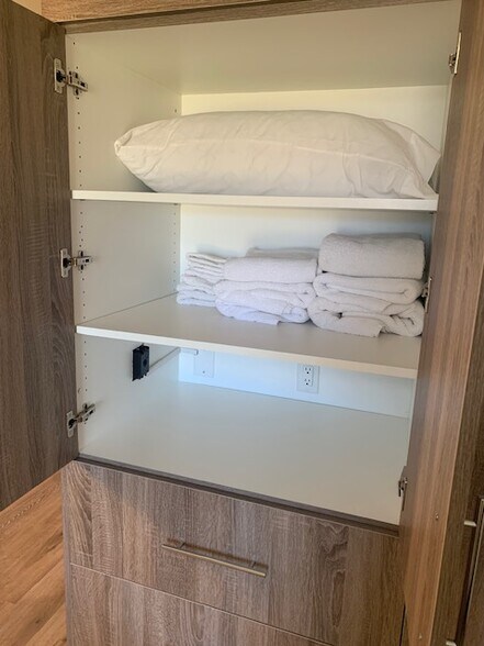 More Photos Of 4554 Forestdale Dr, Park City Showroom For Lease