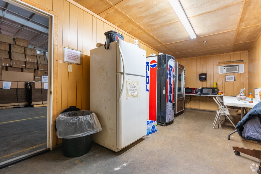 More Photos Of 715 S River Street, Calhoun Warehouse For Lease