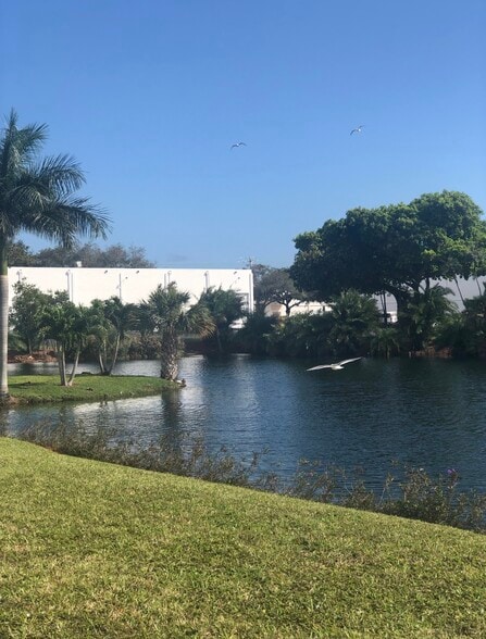 More Photos Of 2704-2870 S Park Rd, Hallandale Beach Warehouse For Lease