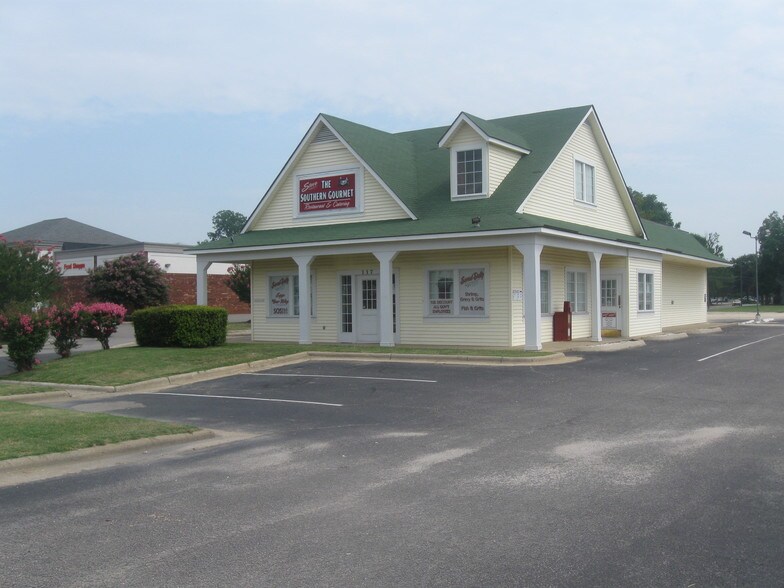 More Photos Of 117 Grove St, Fayetteville Restaurant For Sale