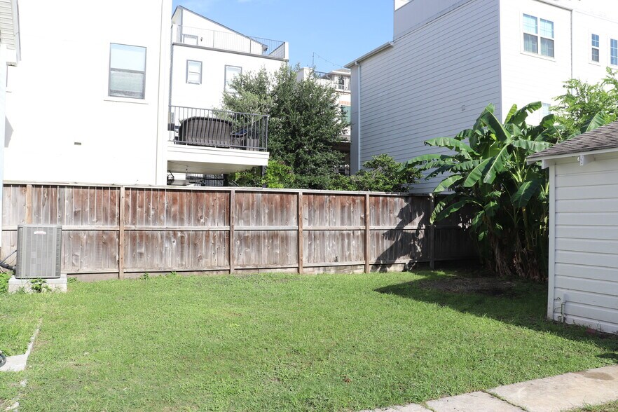 More Photos Of 2008 Crockett St, Houston Storefront Retail Office For Lease