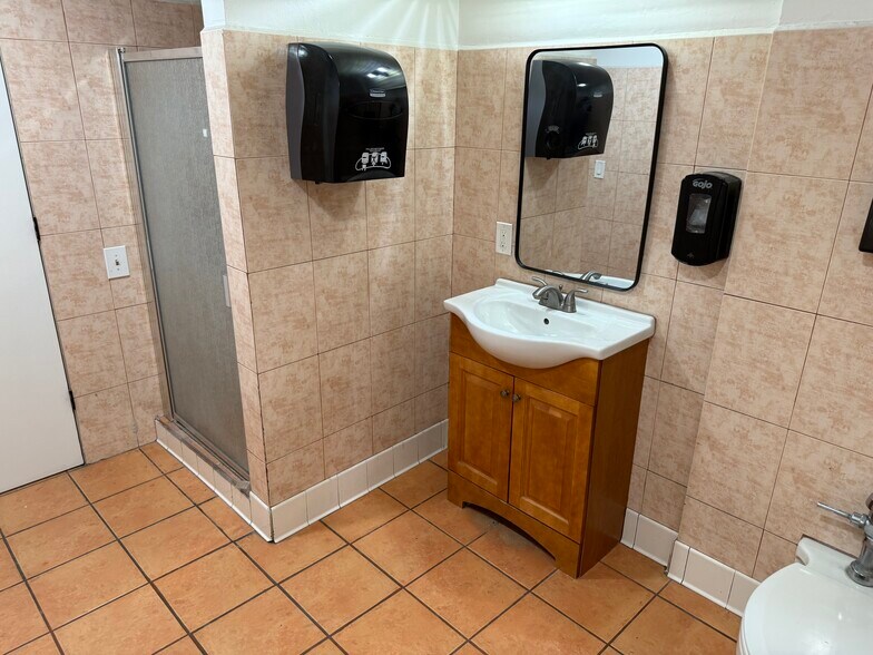 More Photos Of 3814 W 139th St, Hawthorne Warehouse For Lease