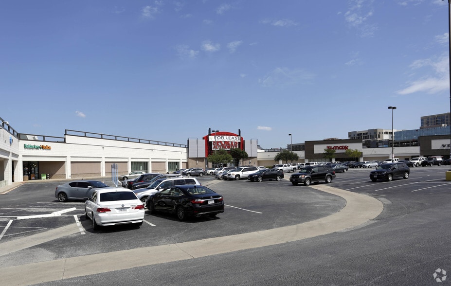 More Photos Of 9100 N Central Expy, Dallas Storefront For Lease