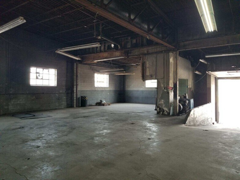 More Photos Of 1015 State Ave, Kansas City Showroom For Lease