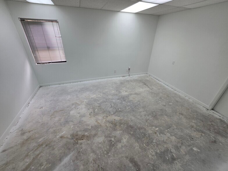 More Photos Of 7800 W Oakland Park Blvd, Sunrise Medical For Lease