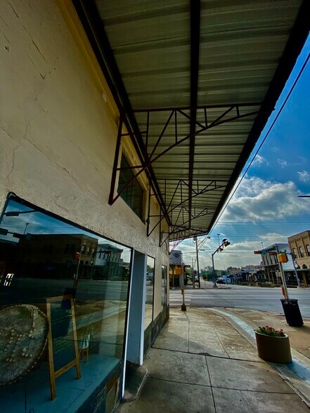 More Photos Of 101 W Main St, Llano Storefront Retail Office For Lease