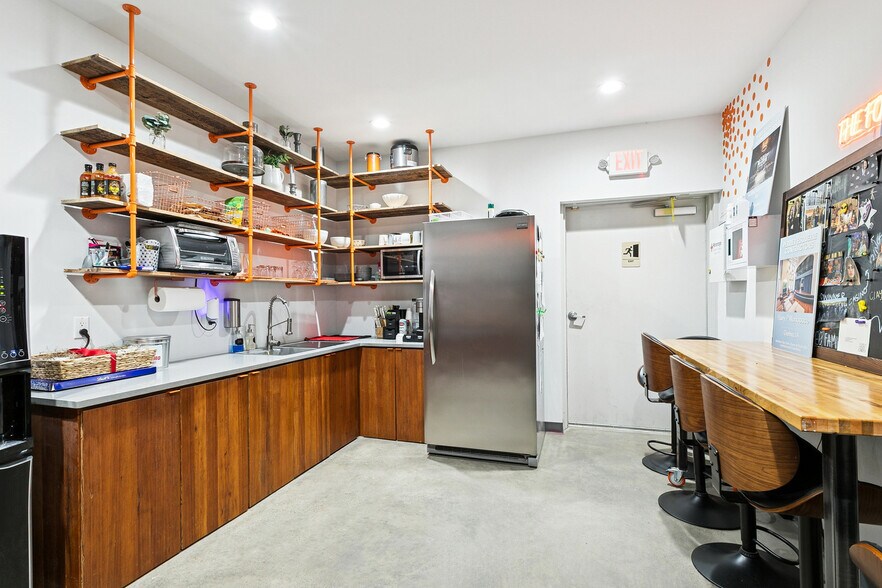 More Photos Of 326 Almedia Rd, Saint Rose Warehouse For Lease