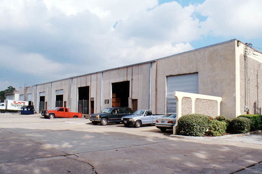 More Photos Of 3572-3580 E TC Jester Blvd, Houston Unknown For Lease