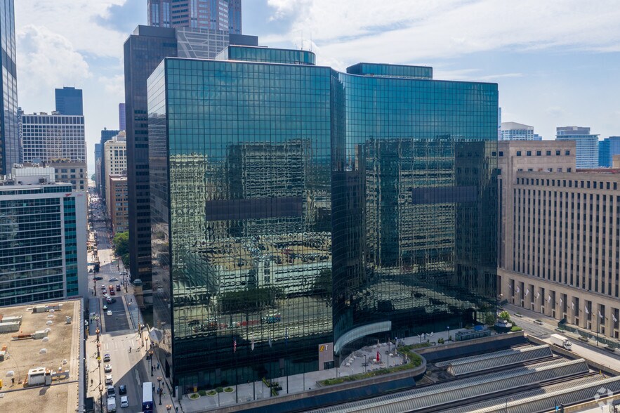 More Photos Of 300 S Riverside Plz, Chicago Office For Lease