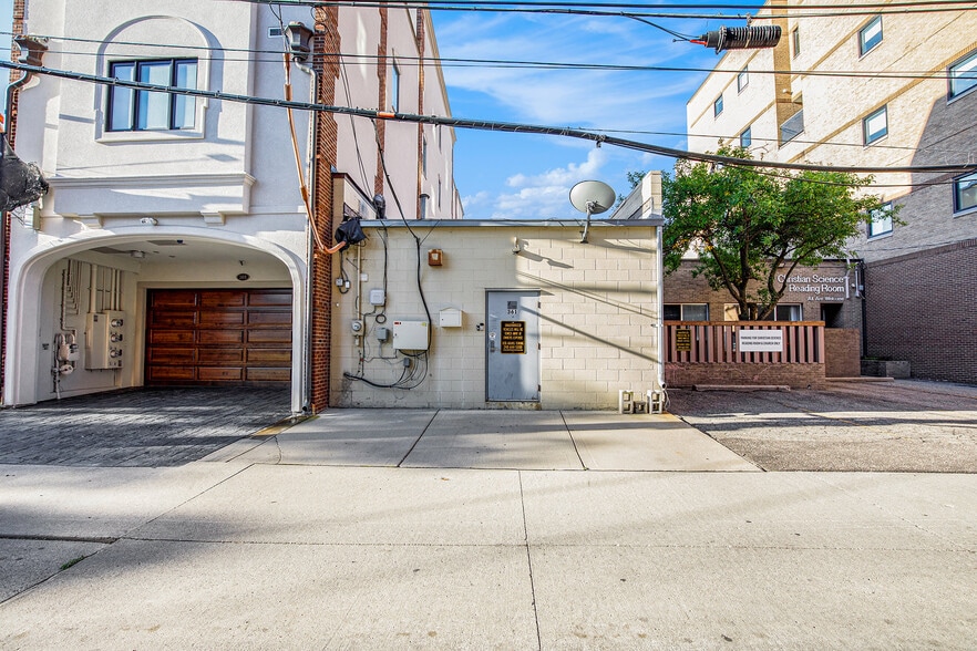 More Photos Of 361 E Maple Rd, Birmingham Storefront Retail Office For Lease