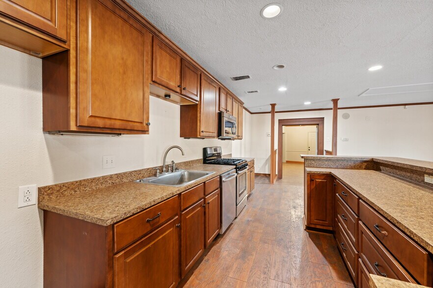More Photos Of 6401 Rock Creek Rd, Waco Freestanding For Sale