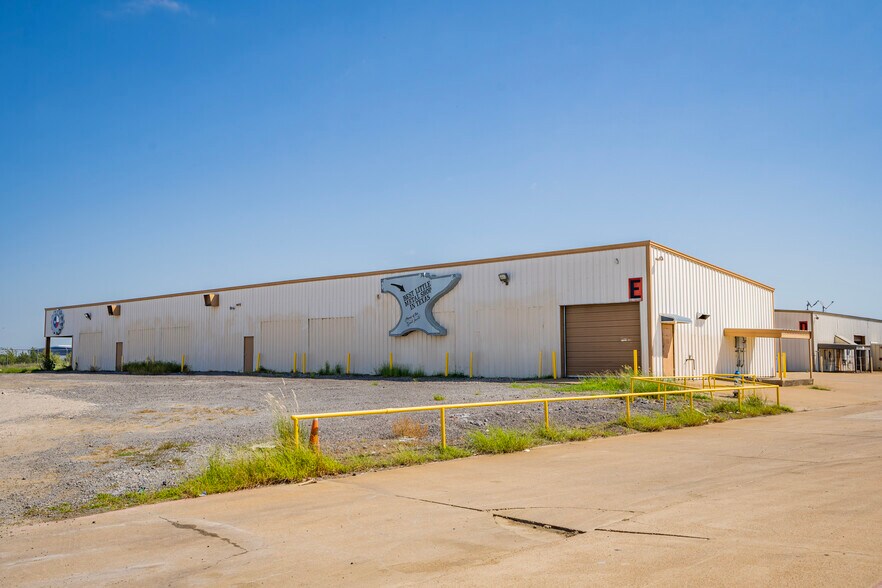 More Photos Of 225 Metro Dr, Terrell Unknown For Lease