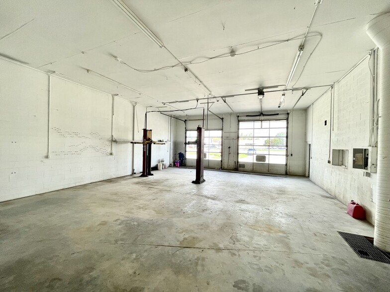 More Photos Of 530 E Saginaw Hwy, Grand Ledge Auto Repair For Sale