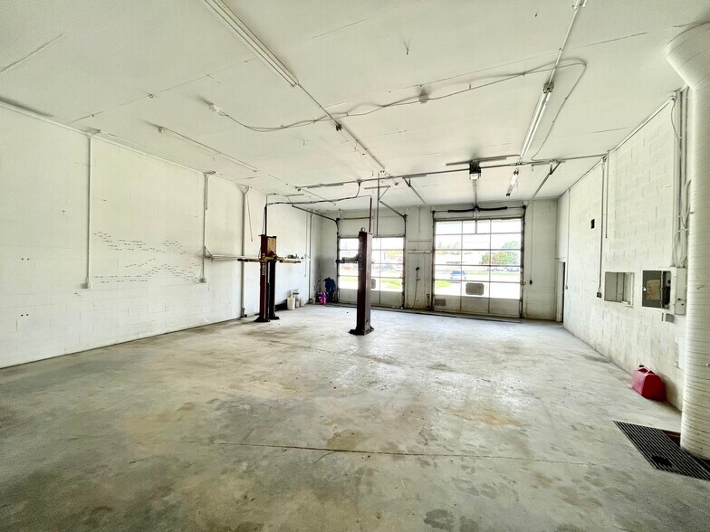 More Photos Of 530 E Saginaw Hwy, Grand Ledge Auto Repair For Sale