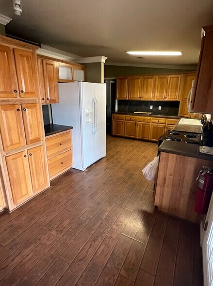 More Photos Of 500 Dennis Rd, Weatherford Flex For Lease