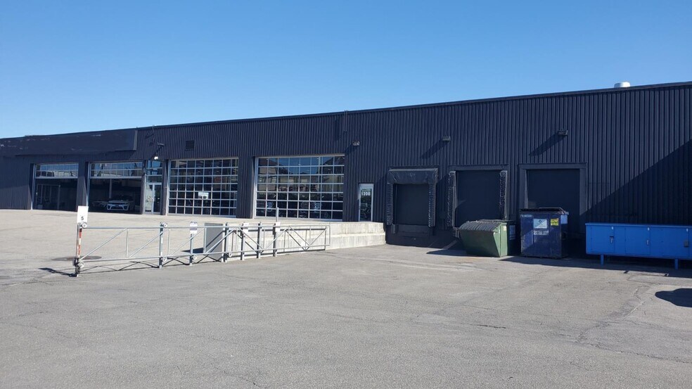 More Photos Of 120 Rue Dubois, Saint-eustache Auto Dealership For Sale