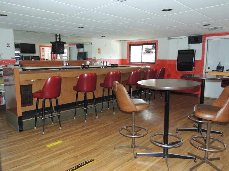 More Photos Of 726 Valley Rd, Menasha Bar For Sale