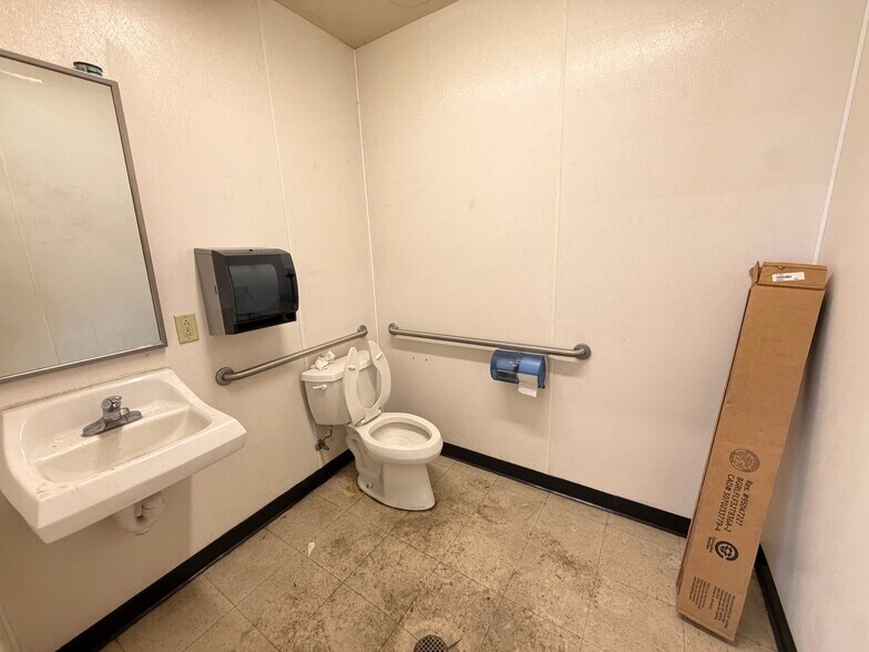 More Photos Of 2020 E Locust St, Davenport Freestanding For Sale