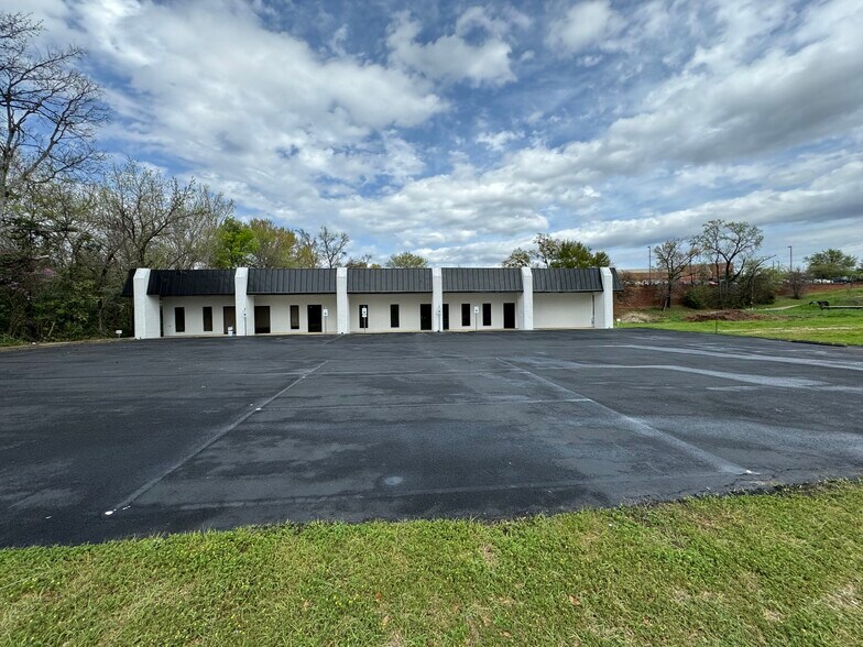 Primary Photo Of 906 E Front St, Tyler Medical For Sale