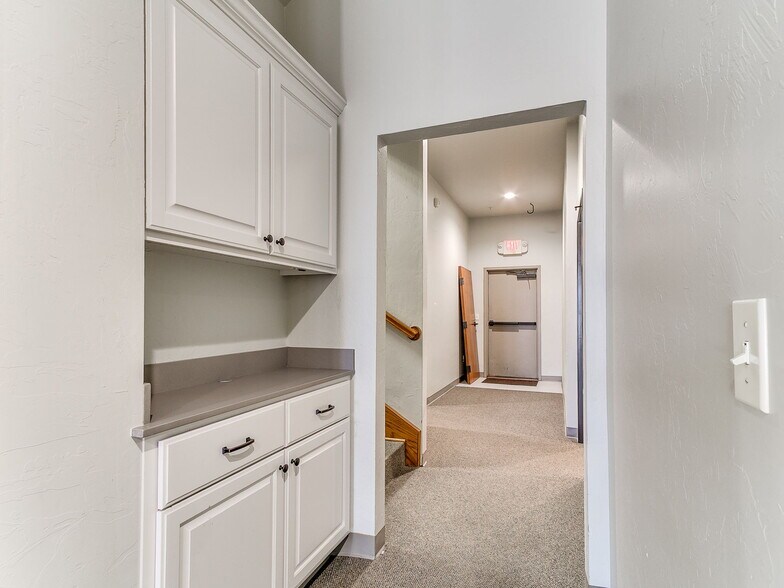 More Photos Of 901-909 Wall St, Norman Office For Sale