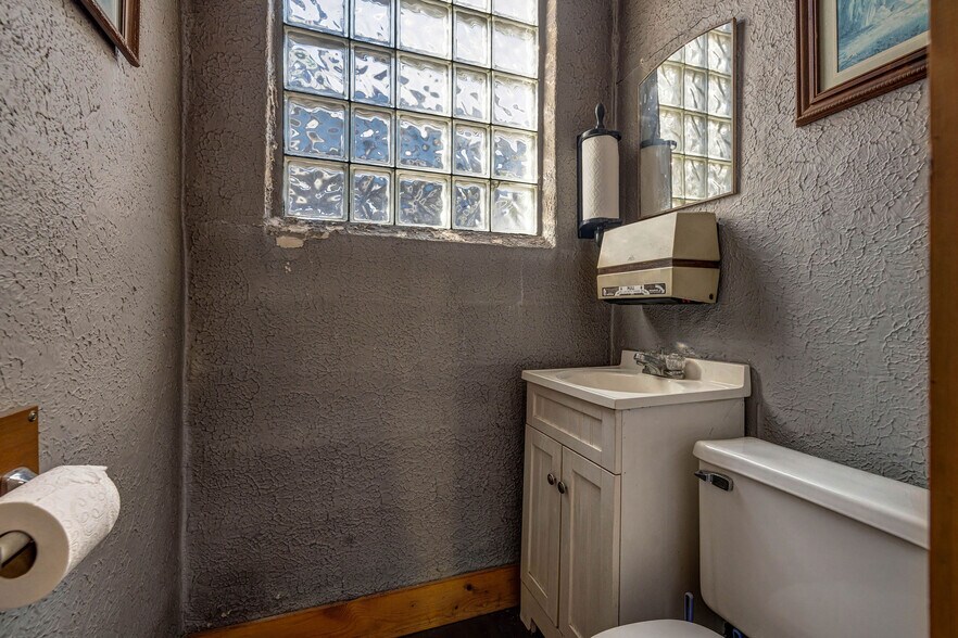 More Photos Of 7315 Vine St, Cincinnati Auto Repair For Sale