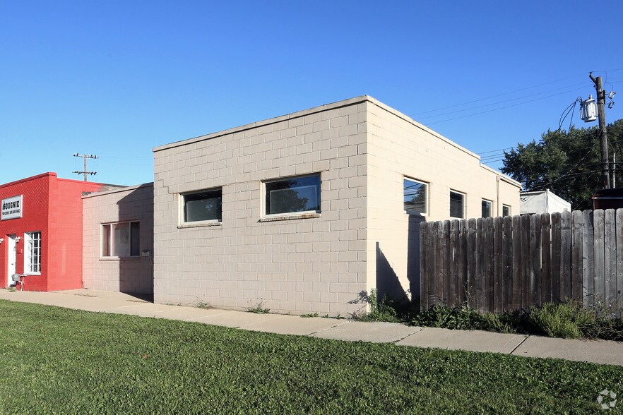 More Photos Of 828 W 14 Mile Rd, Clawson Warehouse For Lease