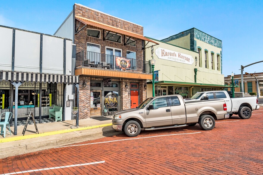 Primary Photo Of 106 S Johnson St, Mineola General Retail For Sale