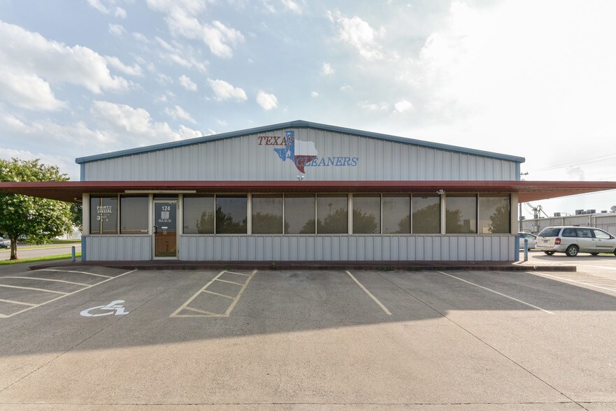 More Photos Of 124 Faircrest Dr, Cleburne Freestanding For Lease