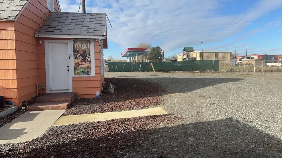 More Photos Of 4218 W Clearwater Ave, Kennewick Auto Dealership For Sale