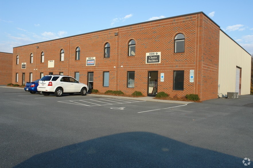More Photos Of 1105 Technology Dr, Indian Trail Warehouse For Lease
