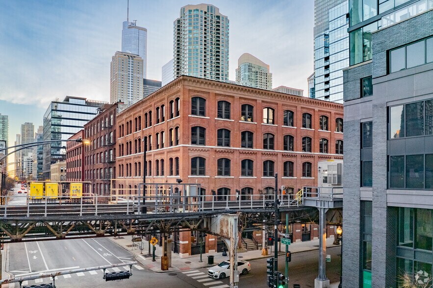 More Photos Of 225 W Illinois St, Chicago Loft Creative Space For Lease