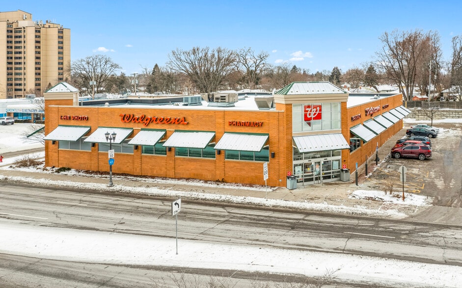 More Photos Of 1665 White Bear Ave N, Saint Paul Drugstore For Sale
