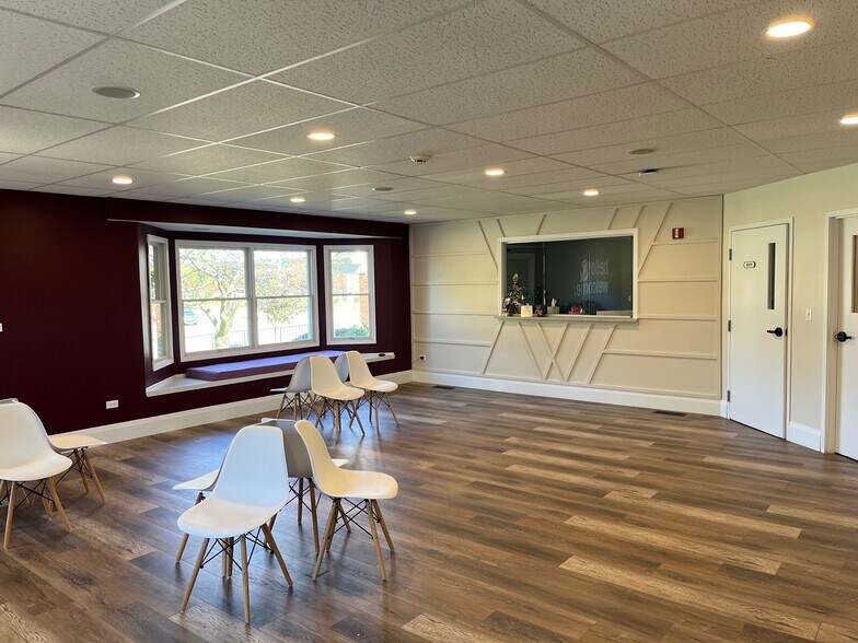 More Photos Of 183 Heritage Dr, Crystal Lake Medical For Lease