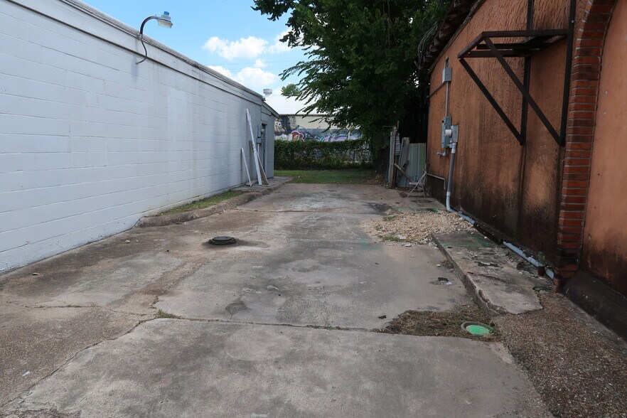 More Photos Of 1804 N Main St, Houston Freestanding For Lease