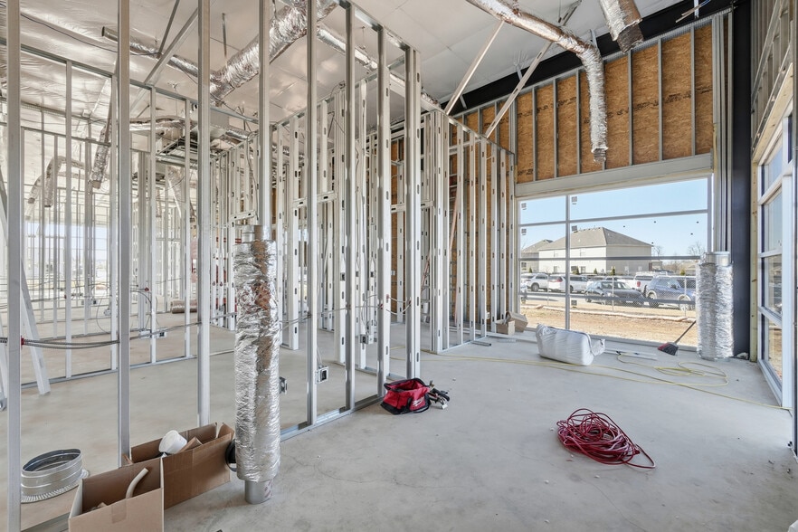 More Photos Of 2420 S 8th St, Rogers Flex For Lease