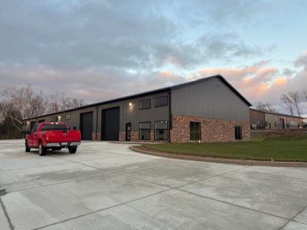 More Photos Of 1060 D W Griffith Ln, La Grange Warehouse For Lease