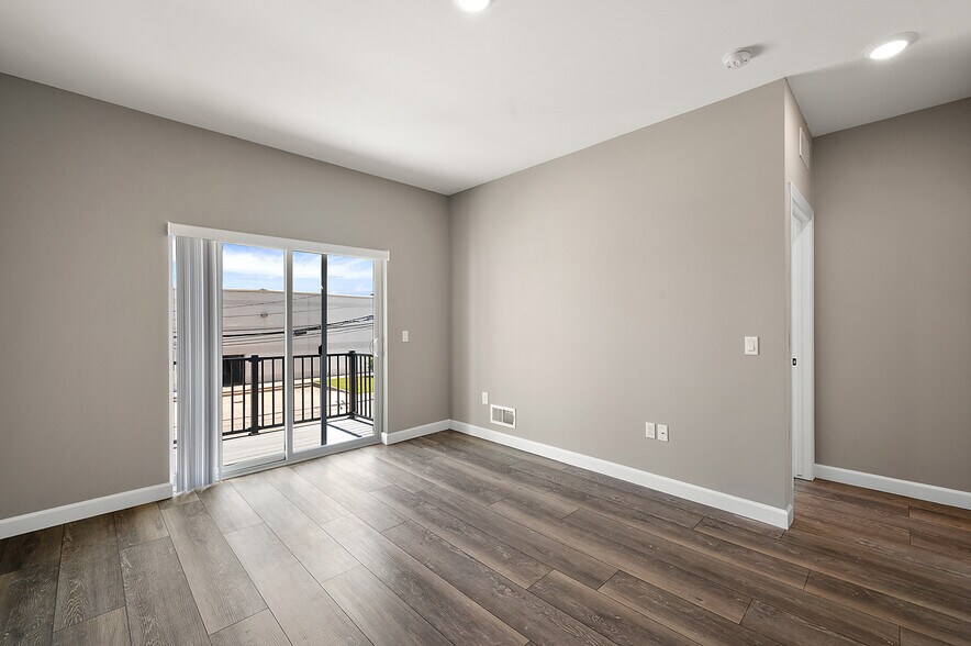 More Photos Of 1251 E Woodward Heights Blvd, Hazel Park Apartments For Sale