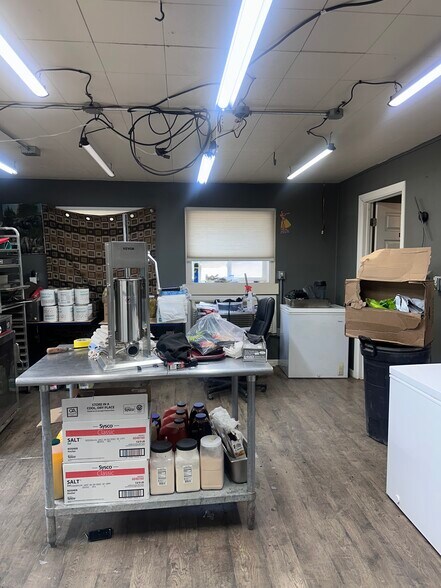 More Photos Of 601 E 10th St, Alton Warehouse For Sale