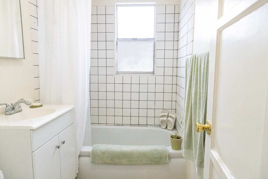 More Photos Of 2569 N Lincoln St, Burbank Multifamily For Sale