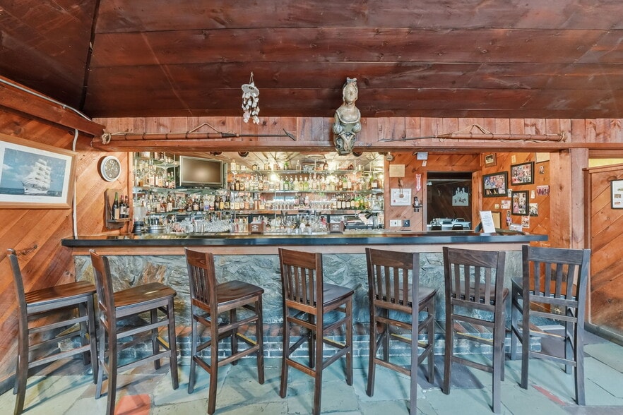 More Photos Of 170 Franklin St, Bristol Restaurant For Sale