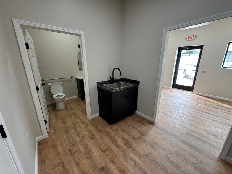 More Photos Of 121 Goedecke Rd, Spring Office For Lease