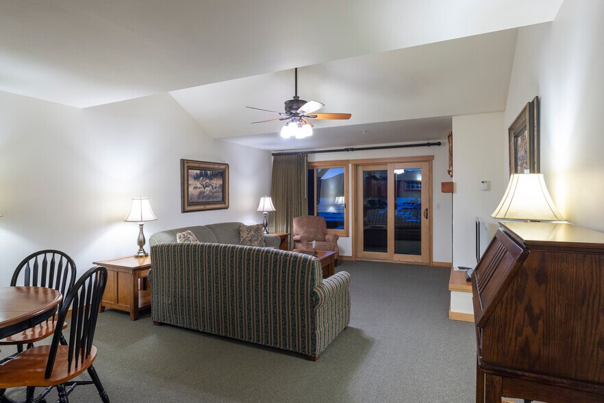 More Photos Of 41 Lakeshore Dr, Sagle Hotel For Sale