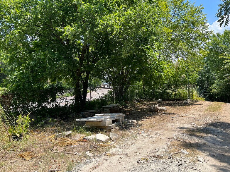 More Photos Of 914 Shady Ln, Austin Land For Lease