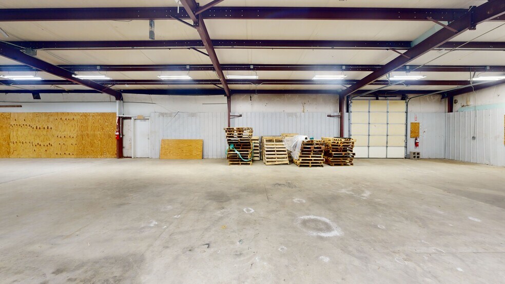 More Photos Of 908 SE 21st St, Bentonville Showroom For Lease