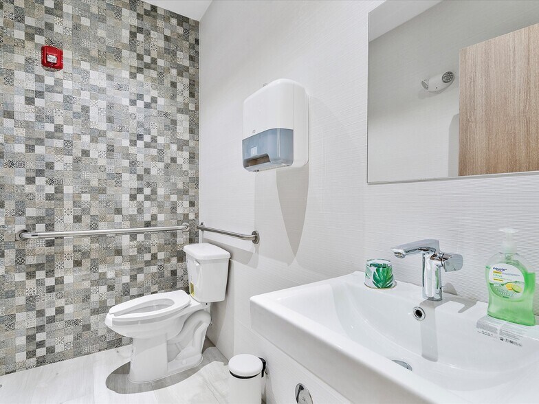 More Photos Of 600 NE 36th St, Miami Apartments For Lease